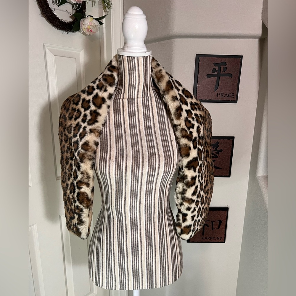 CAbi NWT $69 Brown Leopard Bundle Up One Size Wrap scarf - Picture 11 of 14